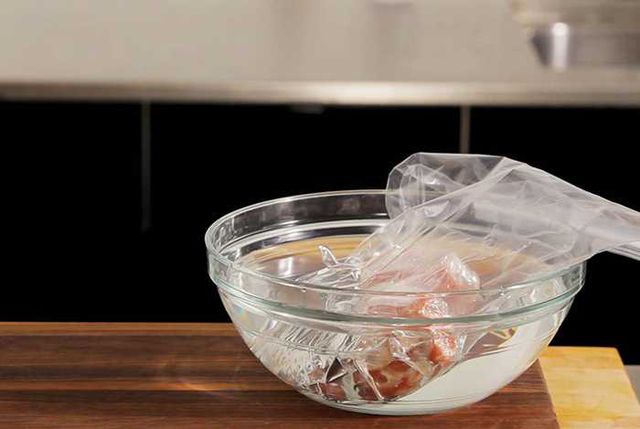 Nếu rã đông bằng nước lạnh bạn nên đặt thực phẩm trong các túi bóng tránh làm thực phẩm mất chất. Ảnh minh họa